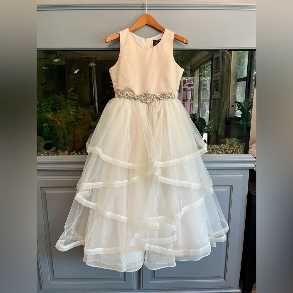 NWOT GIRLS DRESS SIZE 10 ONLY WORN FOR A FEW HOURS FOR PICTURES